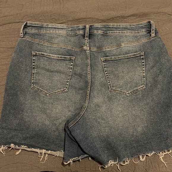 Ava and Viv distressed women’s jean shorts - Picture 4 of 5